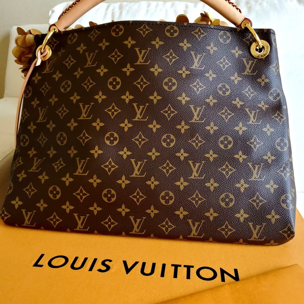 Louis Vuitton Artsy MM Monogram Canvas Bag